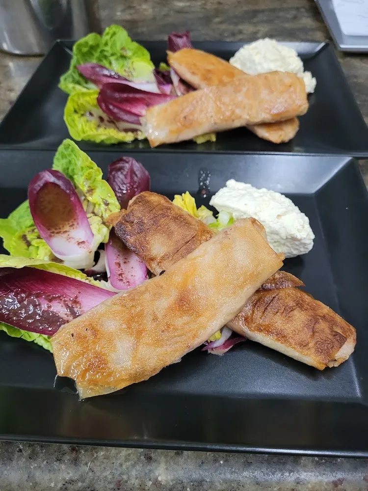 Croustillant D'andouillette Bouquet de Salade Et Capuccino À la Moutarde