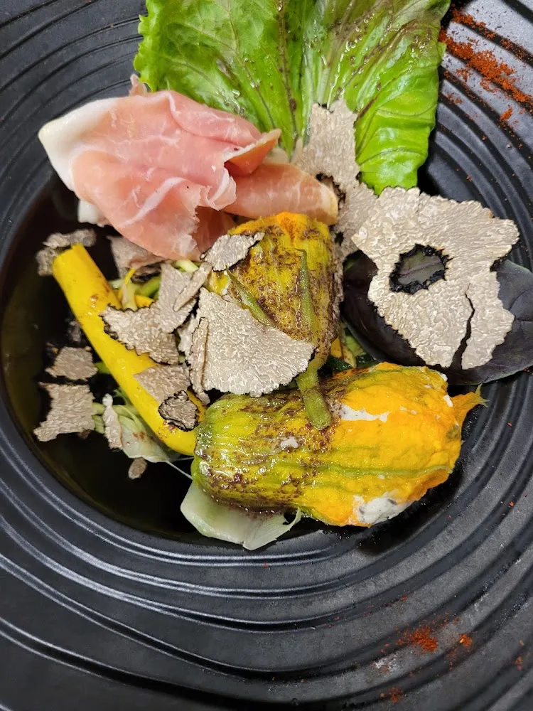 Fleurs de Courgettes Farcies À la Mousseline de Volaille Et Truffe d'été