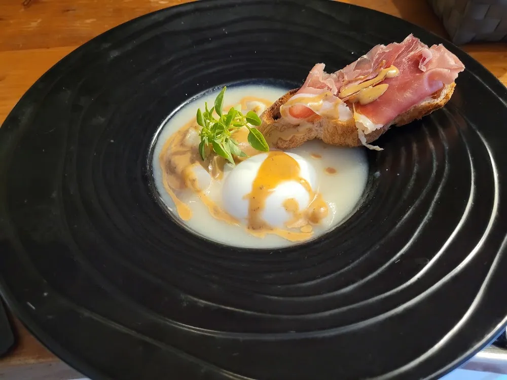 Vichyssoise D'asperger Blanche Cappuccino Aux Morilles Œuf Mollet Tartine de Jambon Cru